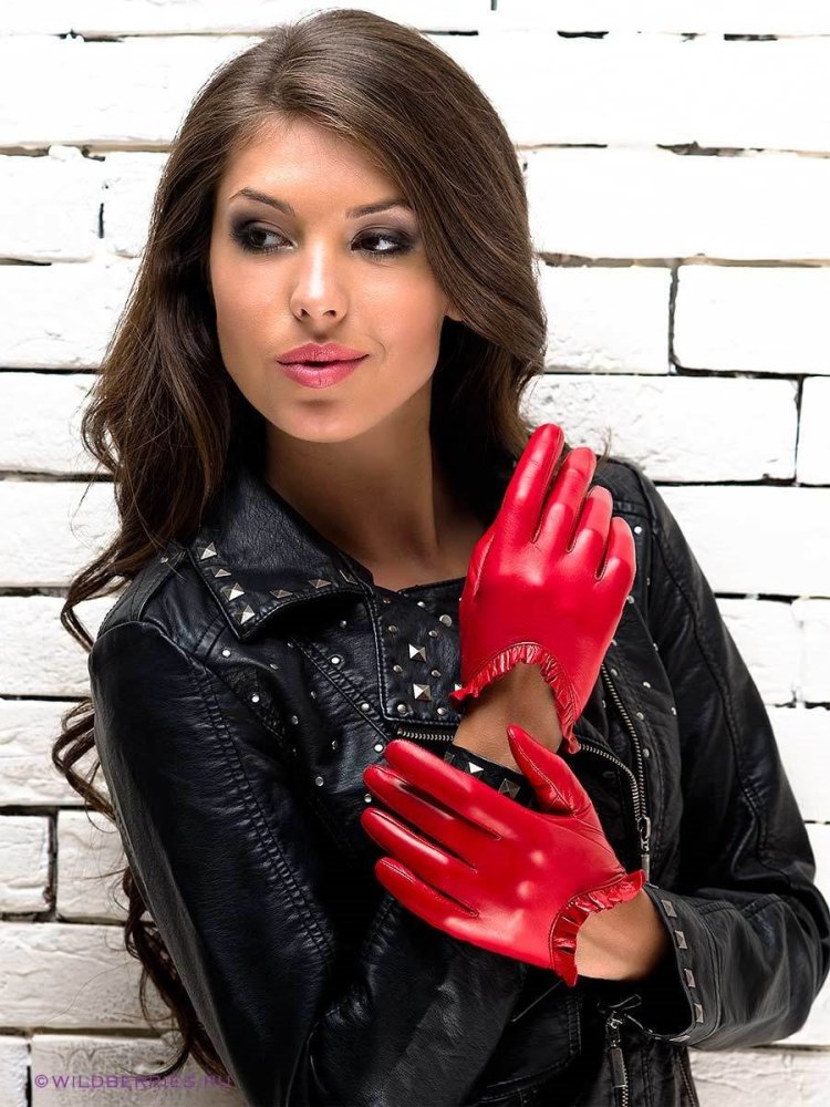 Юлия Снигирь в кожаных перчатках