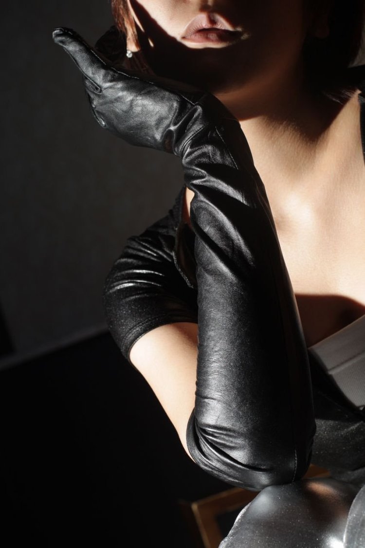 Девушка в черных перчатках