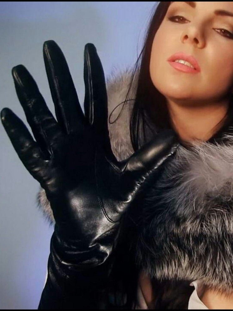 Женщина в перчатках