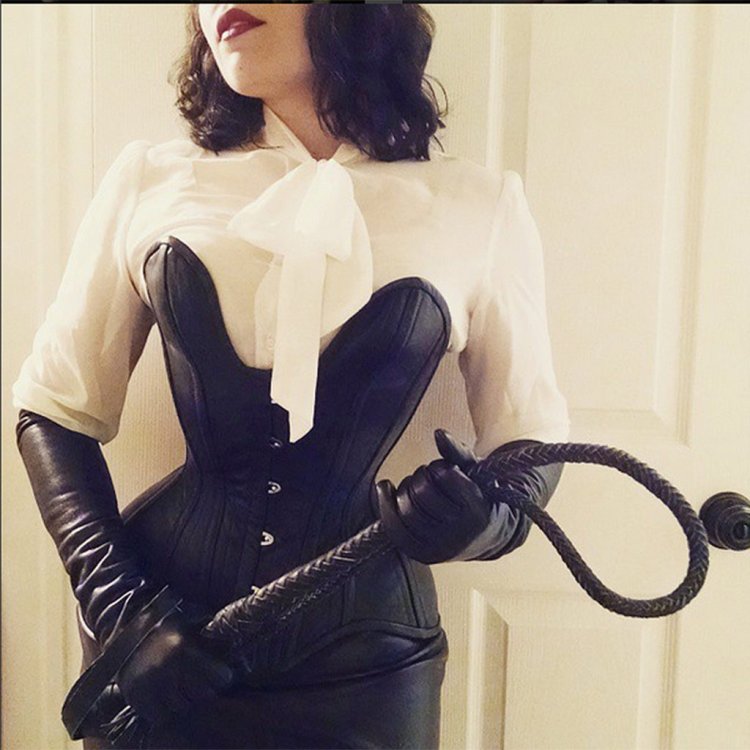 Мадам в кожаных перчатках