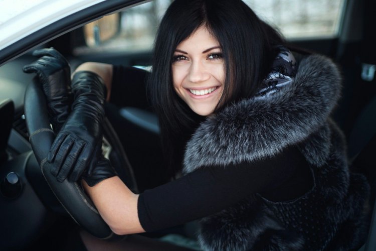 Красивые девушки в кожаных перчатках