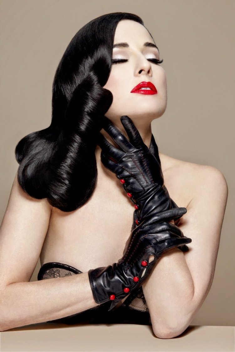 Дита фон тис в перчатках