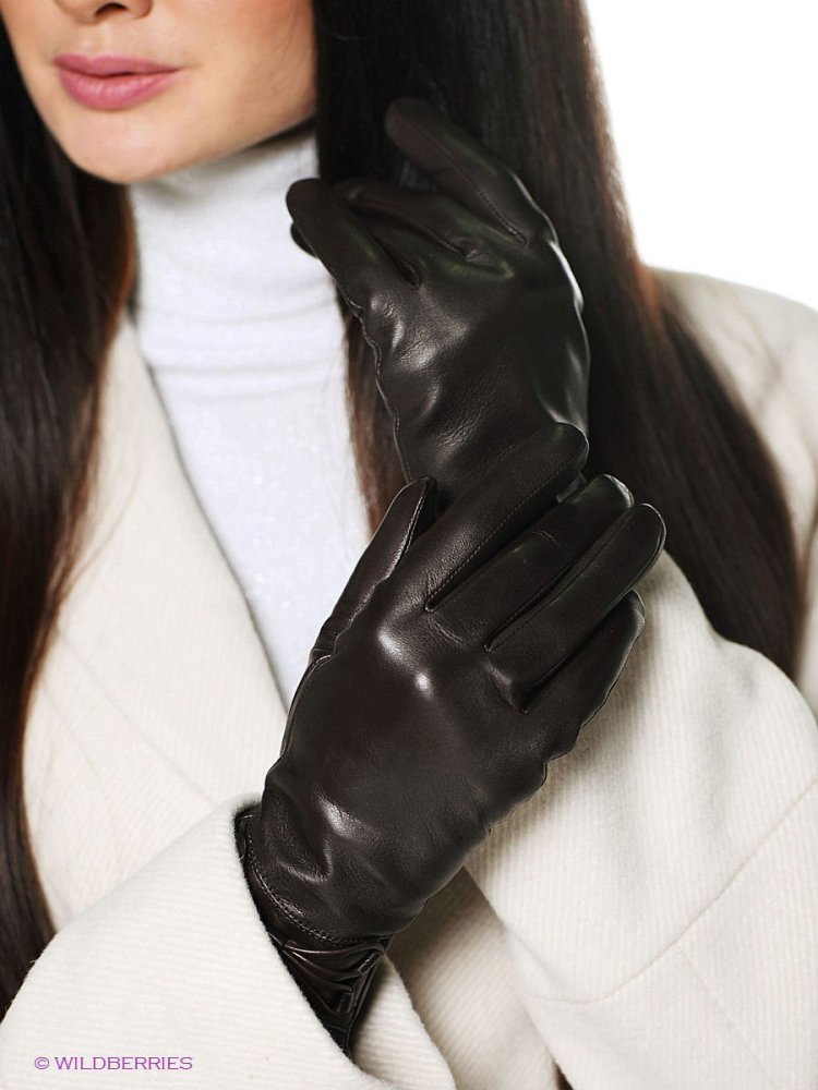 Красивые девушки в кожаных перчатках