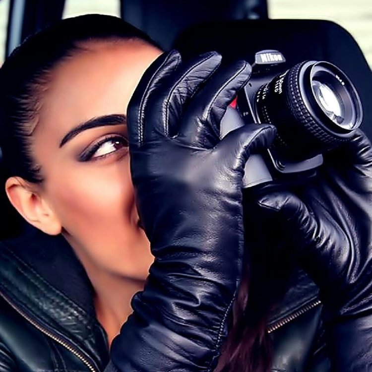 Брюнетка в кожаных перчатках