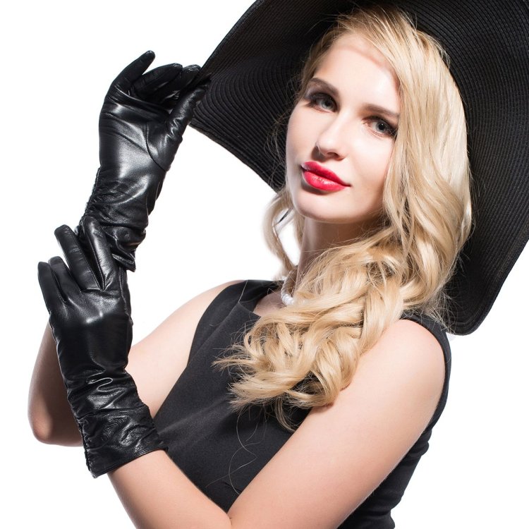 Женщина Анна в кожаных перчатках