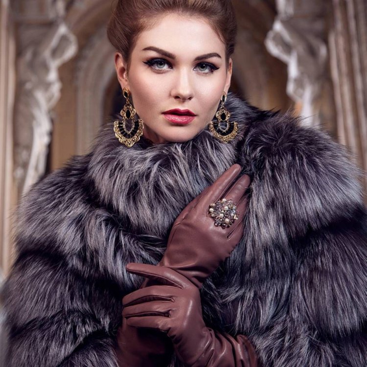 Девушка в шубе