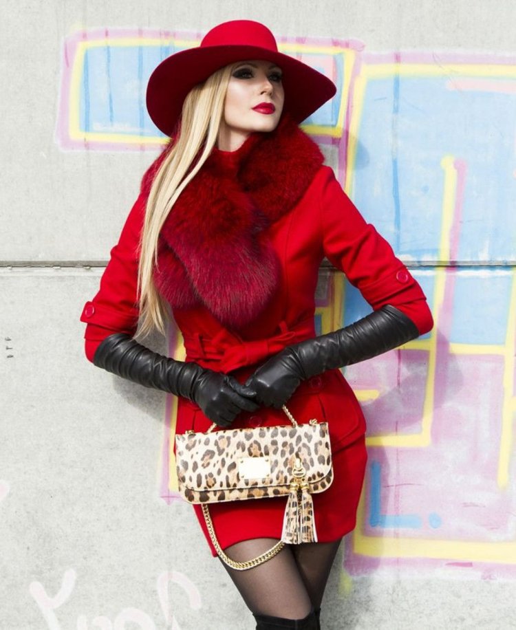 Девушка в красных перчатках