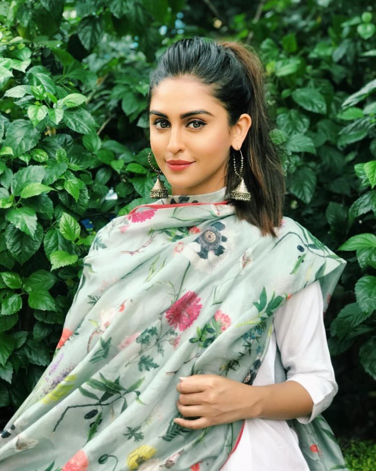 Katrina Kaif Приянка Чопра SEKS foto