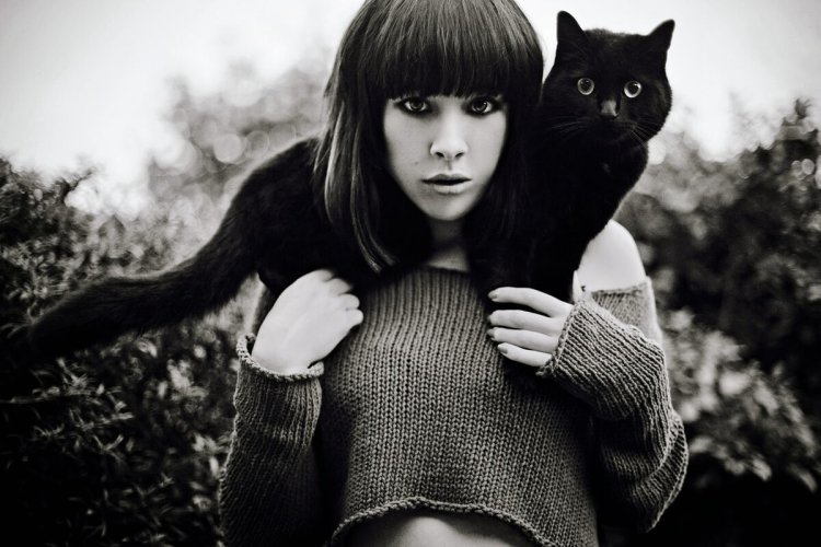 Девушка с котом