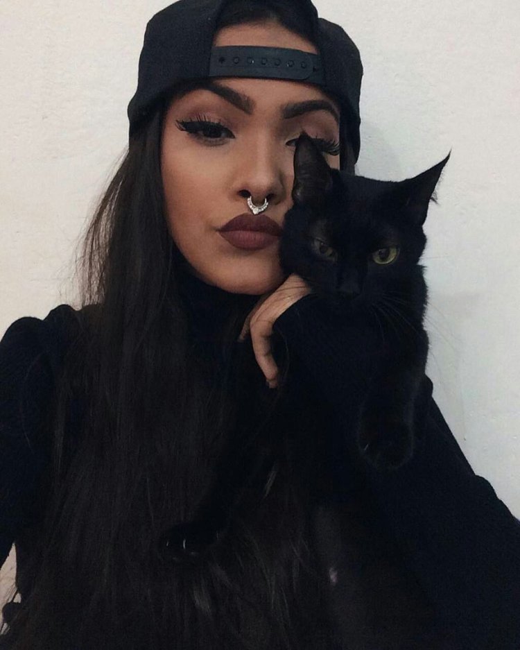 Брюнетка с кошкой