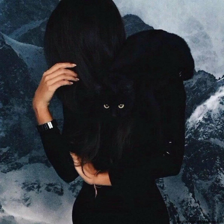 Блондинка с черной кошкой