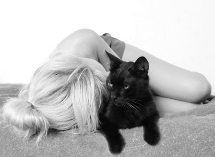 Девушка с черной кошкой
