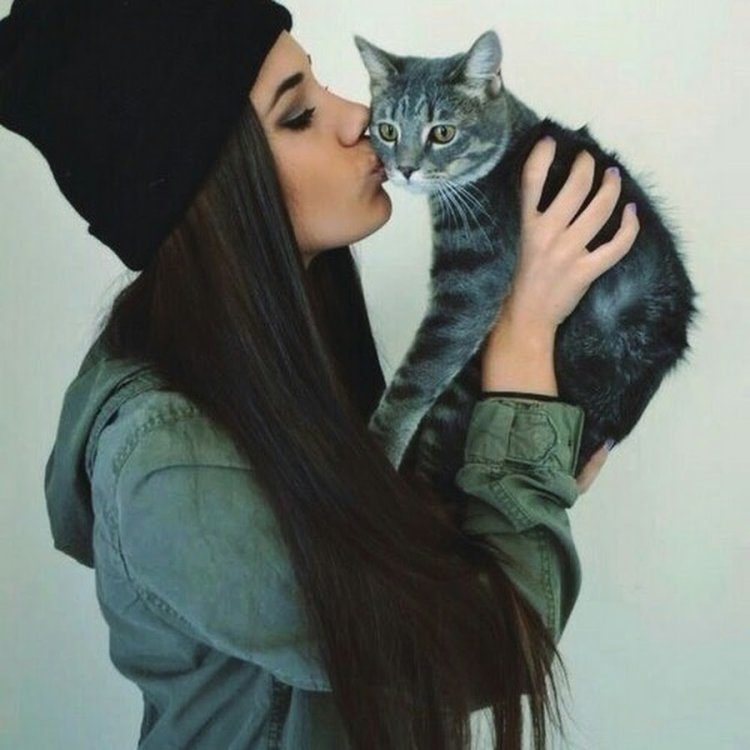 Брюнетка с кошкой