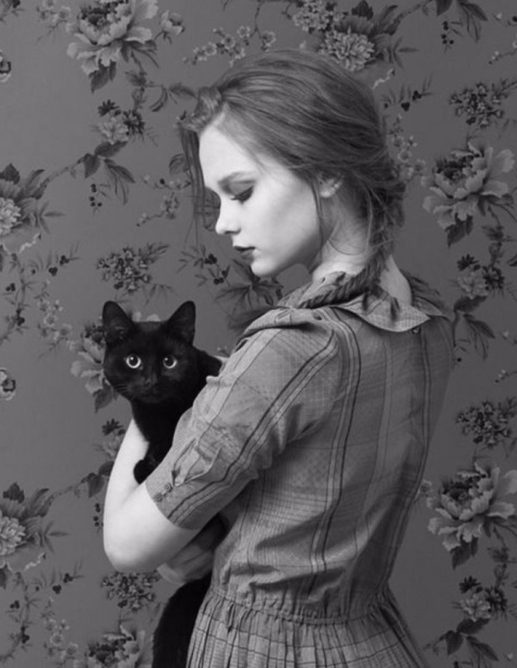 Женщина с кошкой