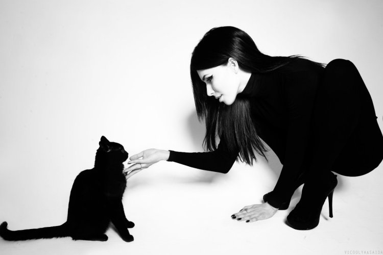 Девушка с черной кошкой