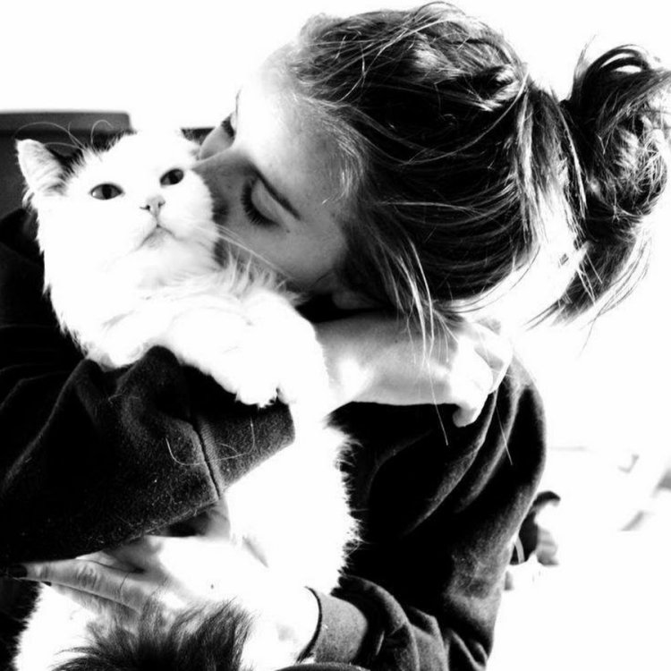 Девушка с белым котом