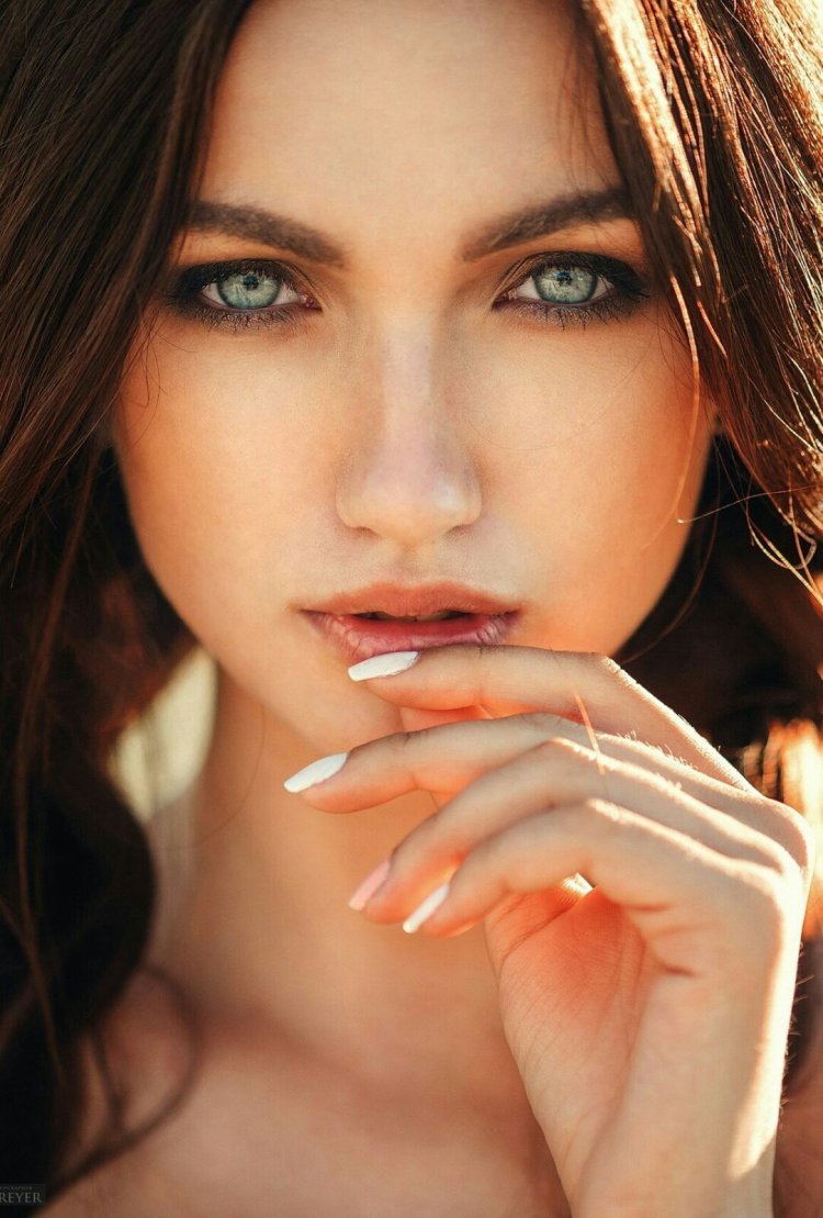Ангелина Петрова модель брюнетка взгляд