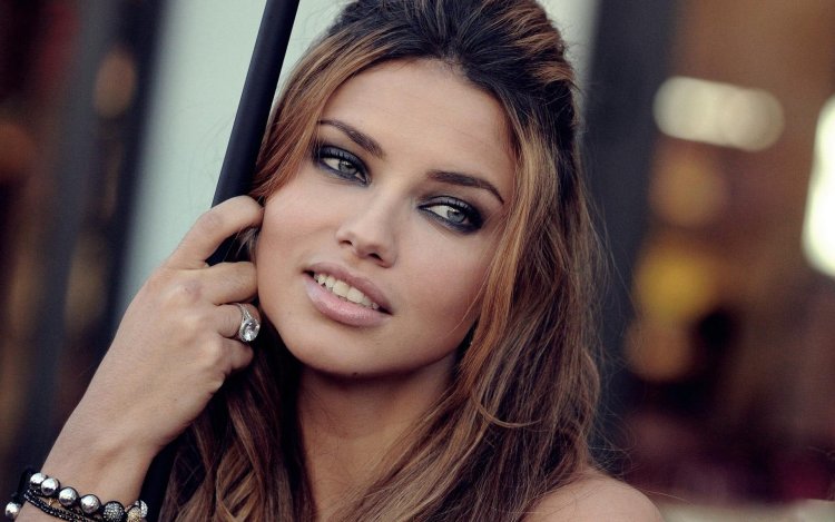 Евгения Диордийчук на кровати