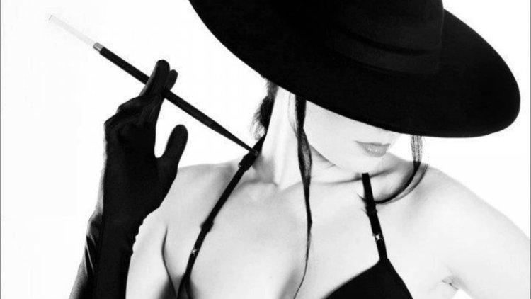 Курящая девушка