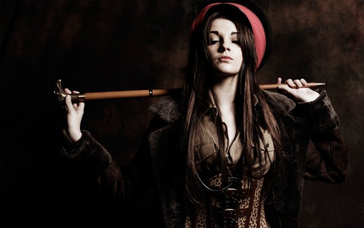 Женщина курит