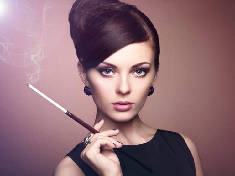 Дама с сигаретой в мундштуке с мехом