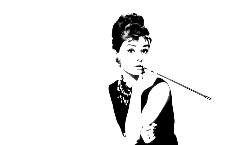 Девушка с мундштуком в шляпе