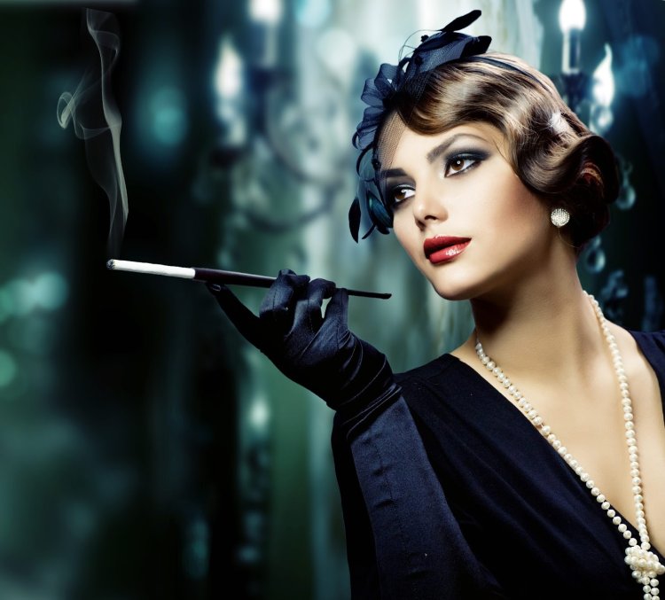 Женщина с длинным мундштуком
