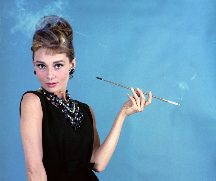 Брюнетка с мундштуком