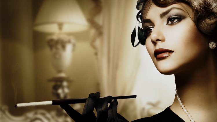 Силуэт курящей девушки