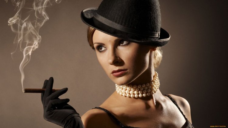 Дама в шляпке и перчатках