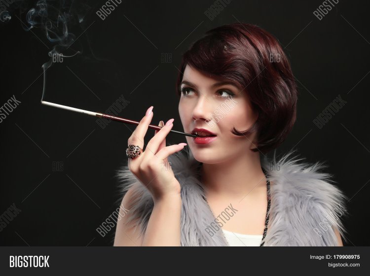 Девушка мундштук перчатки