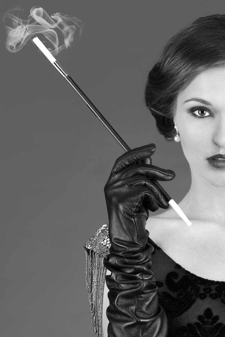 Женщина с мундштуком на диване