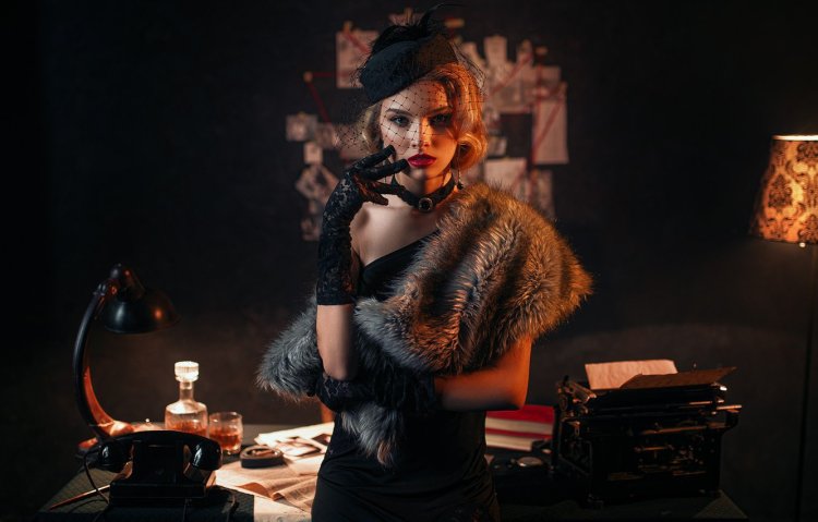 Девушка с бокалом