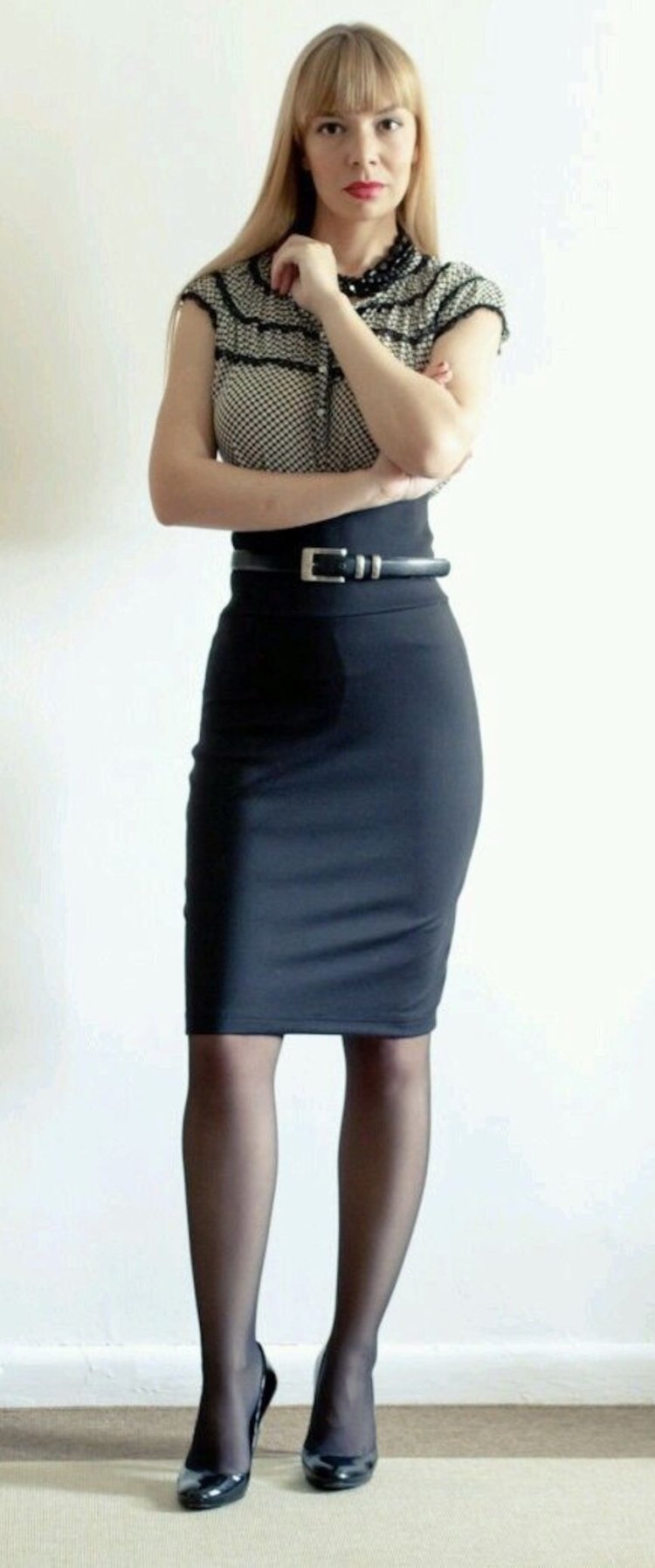 Девушка в юбке карандаш и колготках