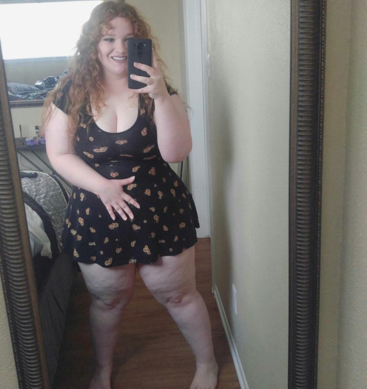 Толстые женщины в джинсовых юбках