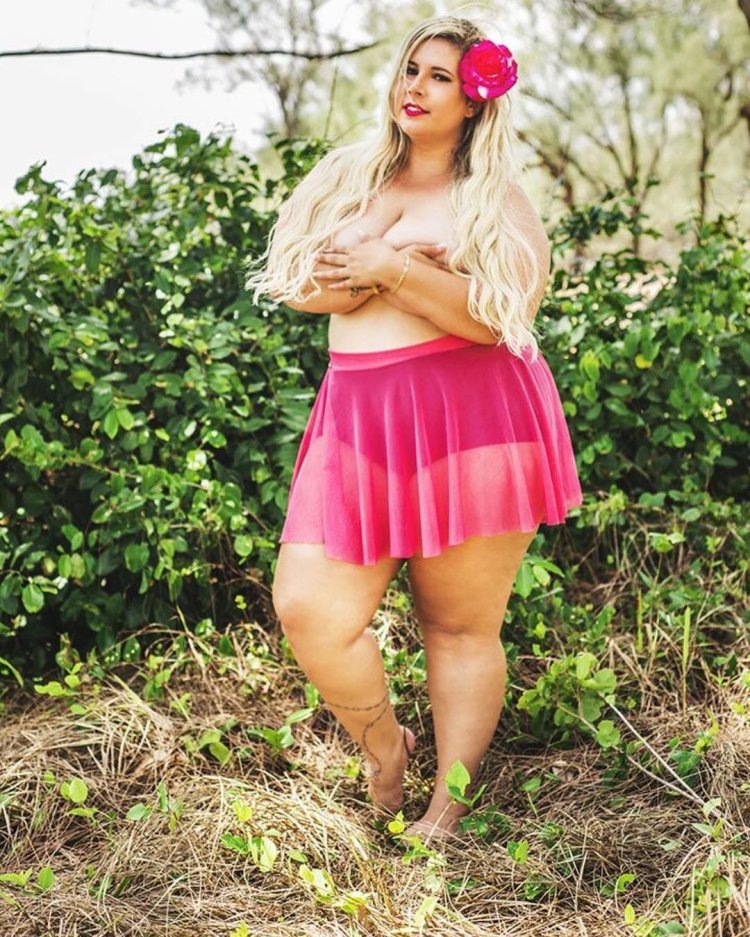 Толстые девушки в юбках