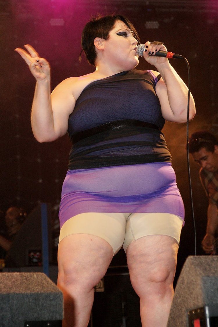 Толстые девушки в юбках