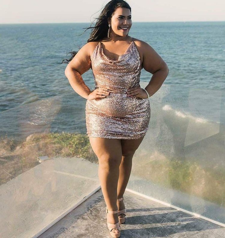 Толстая девушка в мини юбке