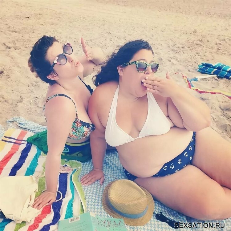 Толстые девушки на пляже