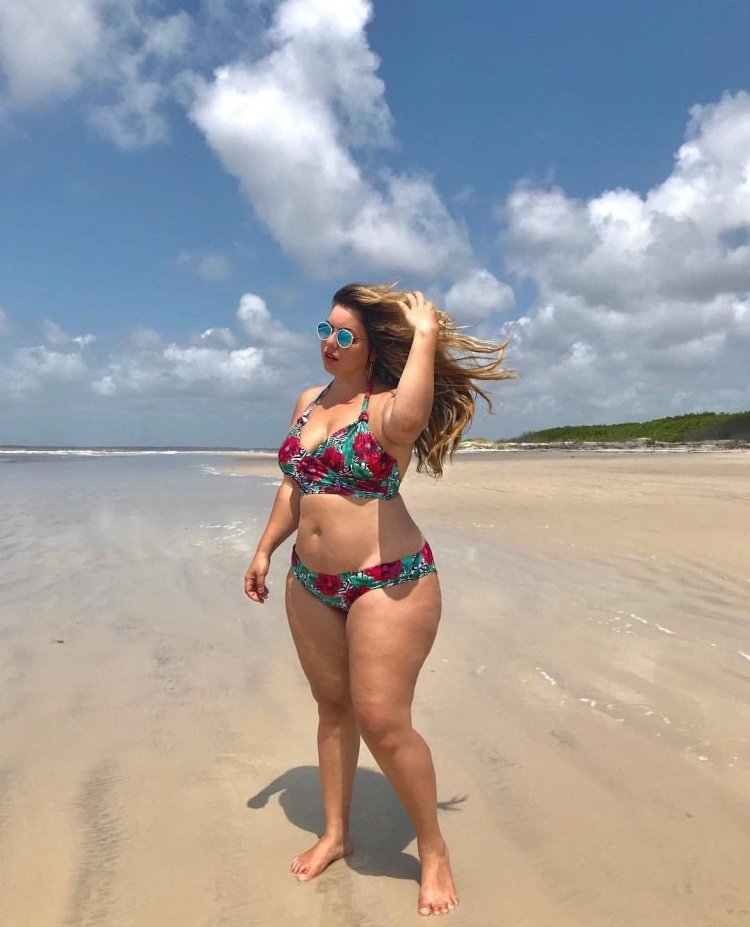 Флавия Ласерда модель плюс сайз в бикини