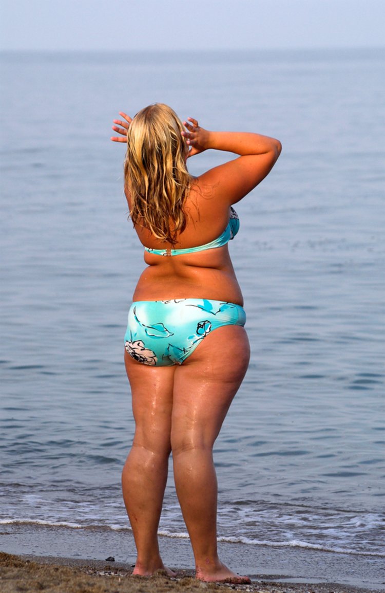 Полные женщины на пляже