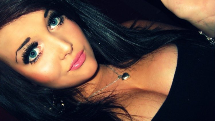 Брюнетка в очках домашнее