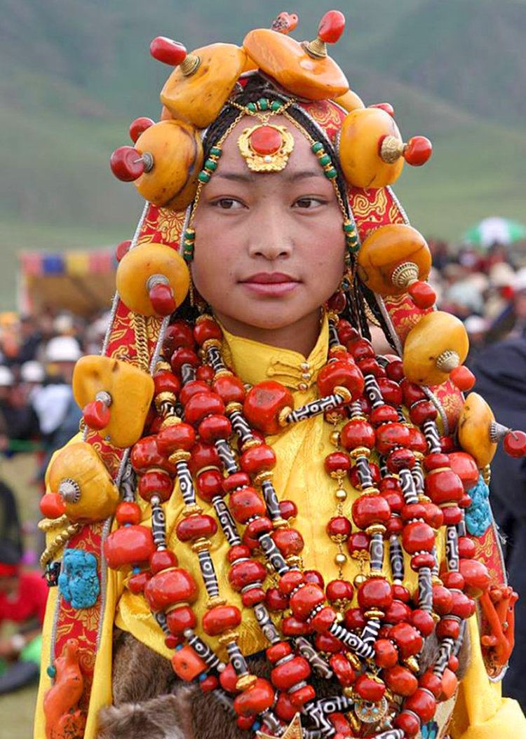 Босые девушки в сарафанах