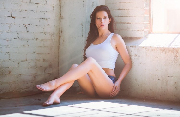 Девушка в шортах босиком