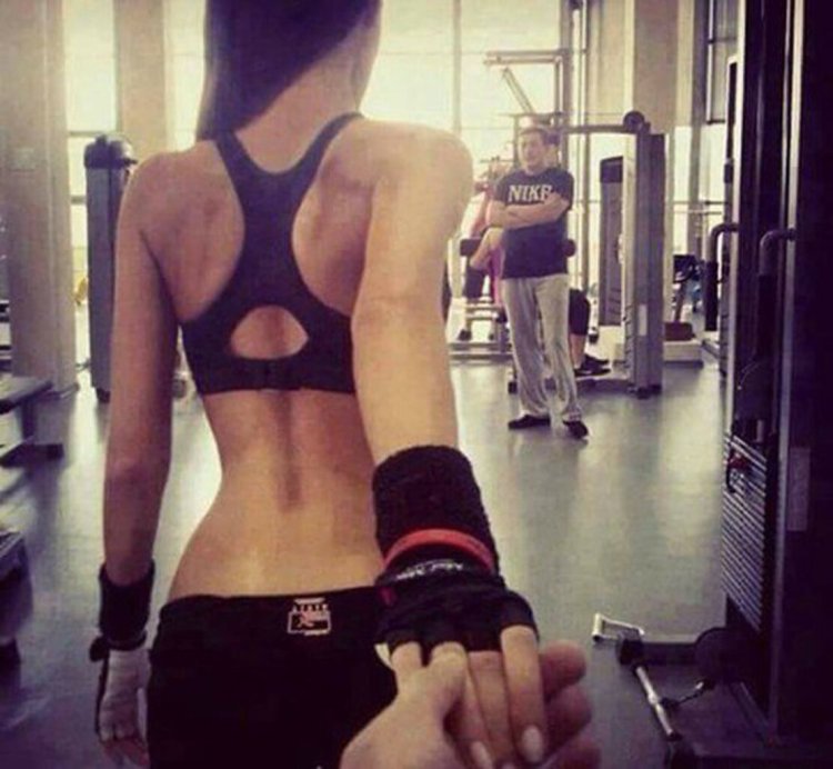 Худые девушки в спортзале