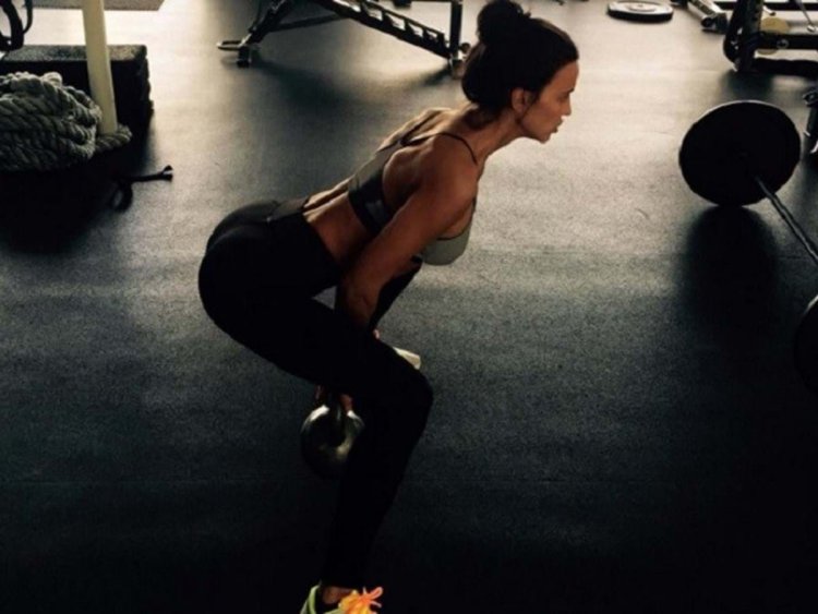 Девушка в спортзале со спины