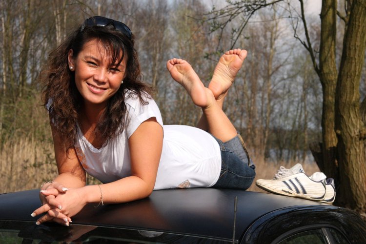 Девушки с босыми пятками