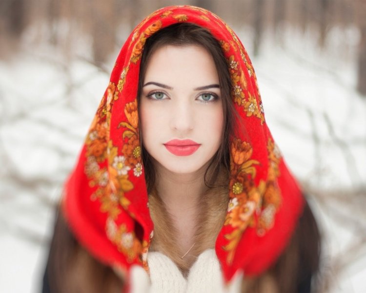 Девушка в платке