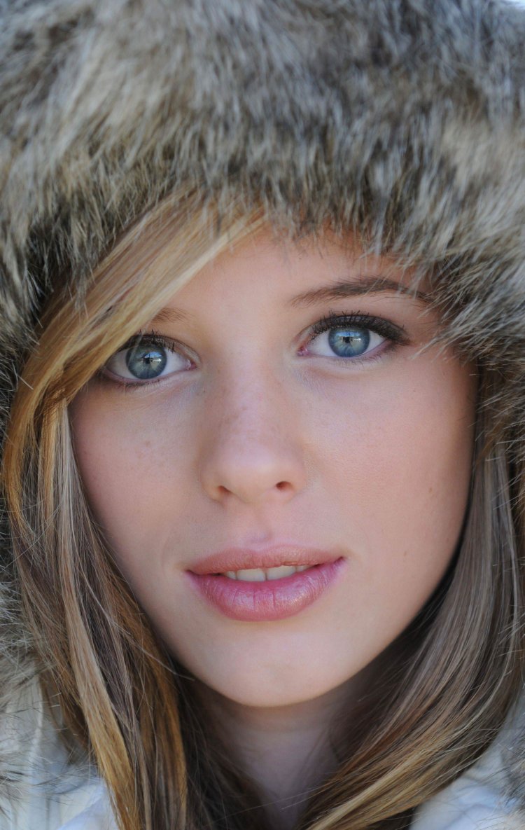 Зелёные глаза у девушек