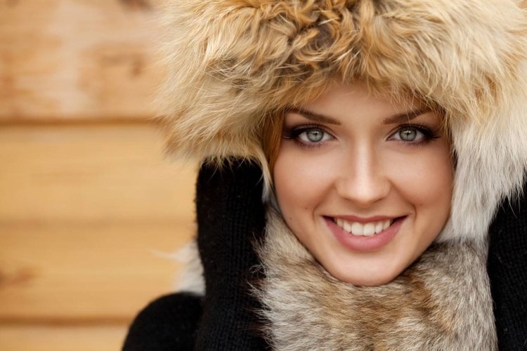 Девушка в меховой шапке